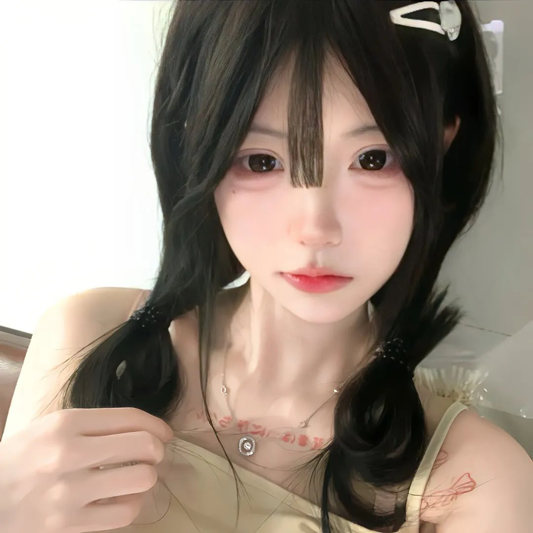 热搜榜实拍：顶流女星表情包火出圈，服务器被挤瘫痪