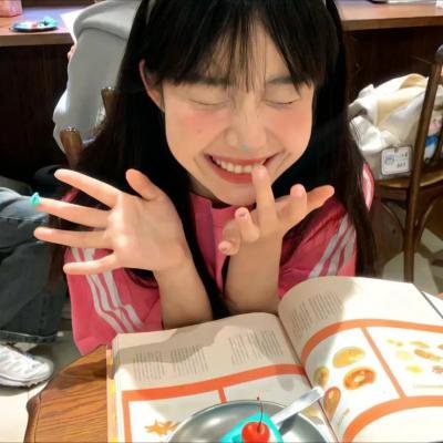 人气爱豆素颜现身菜市场，连日来内幕曝光，经纪人连夜公关